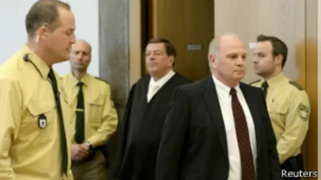 قال هونيس أمام المحكمة إنه يشعر بالندم الشديد على ارتكاب ذلك الخطأ.