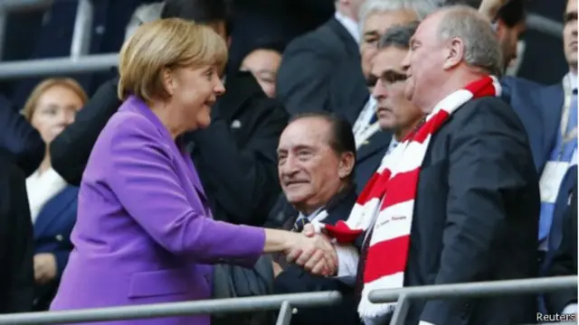 كان هونيس مقربا من المستشارة أنغيلا ميركل قبل الكشف عن تلك القضية.