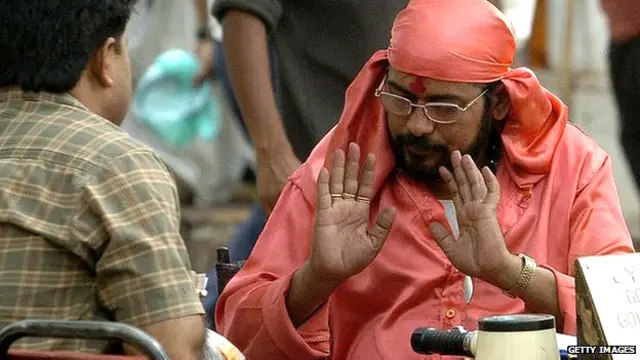 بھارت میں جوتشی شادیوں کے علاوہ مالی معاملات میں بھی لوگوں کو مشورے دیتے ہیں