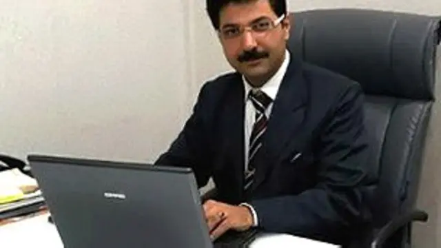 ابھشیک نوجوان نسل کے ایک کامیاب بزنس مین ہیں