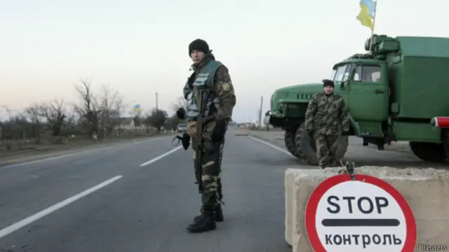 Quân lính thân Nga không mang phù hiệu đã lập chốt chặn trên khắp Crimea