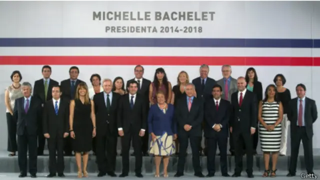 Bachelet posa con su nuevo gabinete