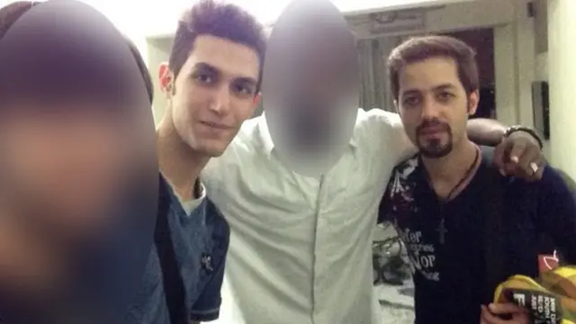 الشاب الايراني بوريا نور محمد مهرداد (الثاني من اليسار) والشخص الثاني الذي كان يسافر بجواز سفر مسروق (الى اليمين)