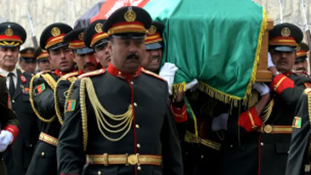 جنازه آقای فهیم طی مراسم ویژه‌ای برای به خاکسپاری به منطقه 'بادام باغ' در شمال کابل منتقل شد