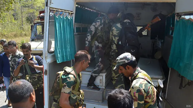 नक्सली हमले में घायल जवानों को लेकर जाते सुरक्षा बल (फ़ाइल फ़ोटो)