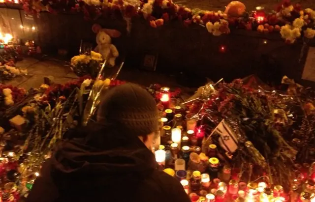 در میدان استقلال کیف در میان شمع و گل یک پرچم پلاستیکی اسرائیلی نیز دیده می شود