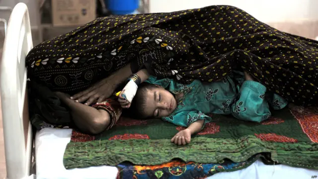 مٹھی کے ہسپتال میں ایک خاتون جن کی بیٹی کا علاج ہسپتال میں ہو رہا ہے ہسپتال کے بستر میں لیٹی آرام کر رہی ہیں۔ 