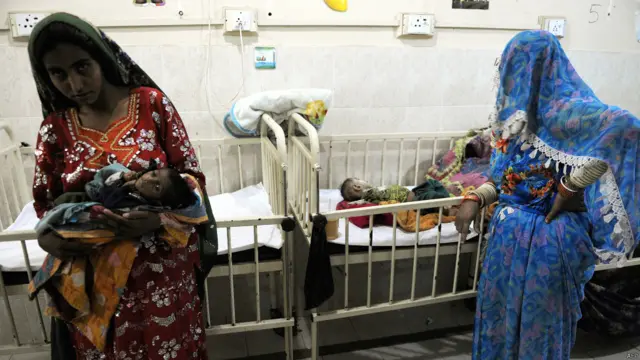 وزیرِاعظم پاکستان نواز شریف نے قحط سالی کے شکار علاقے تھر کے لیے ایک ارب روپے امداد کا اعلان کیا ہے اور گندم کی تقسیم میں کوتاہی برتنے والے افراد کے خلاف سخت کارروائی کرنے کا کہا ہے۔