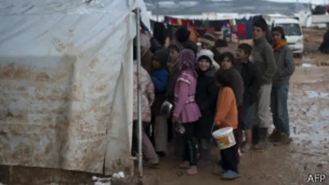 Anak-anak mengantri makanan di Suriah, AFP