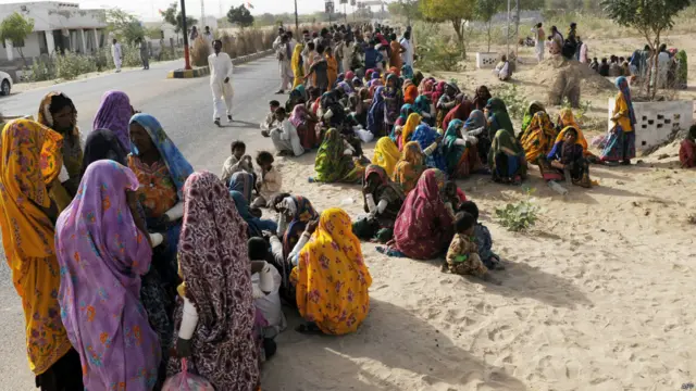 جسٹس شیخ عظمت سیعد نے پوچھا کہ کیا وہ یہ کہنا چاہ رہے ہیں کہ بچوں کی ہلاکت کے ذمہ دار والدین ہیں؟ ’لوگوں کو وزیرِ اعلیٰ اور وزیرِ اعظم کی نہیں، کھانے کی ضرورت ہے۔‘