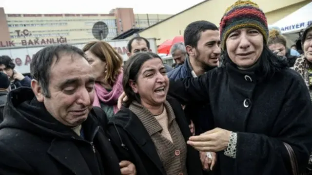 تجمع المعزون حول الأم عندما ظهرت خارج مستشفى أوكميدان.