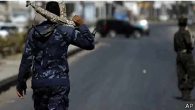 تفيد الأنباء الواردة من محافظة حضرموت جنوبي البلاد بمقتل جندي واختطاف أربعة آخرين على يد مسلحين من الحراك الجنوبي