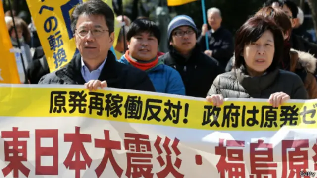 تظاهرات در اعتراض به نیروگاه‌های هسته‌ای در سالگرد سونامی در کوبه. در سه سال اخیر بارها برای تعطیلی این نیروگاه‌ها تظاهرات شده است