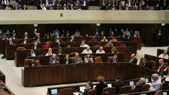 يتكون الكنيست من 120 مقعدا، مقسمة الآن بين 12 حزبا.