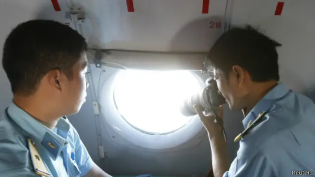 Международные спасательные службы продолжают поиск исчезнувшего самолета