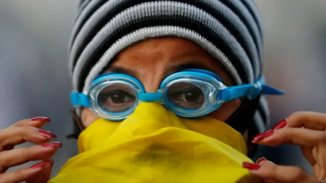 Joven con anteojos para natación (Foto AP/Fernando Llano)