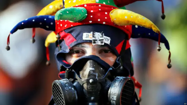 Manifestante con sombrero de guasón (Foto AP/Fernando Llano)