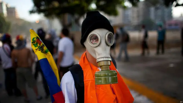 Manifestante antigubernamental en Caracas (Foto AP/Rodrigo Abd)
