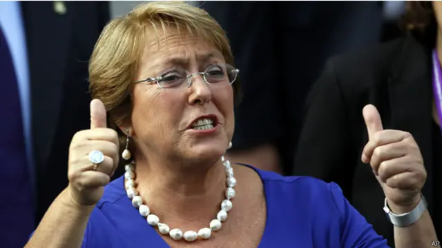 تترأس باشيليه ائتلافا يضم طيفا سياسيا من اليساريين المعتدلين الى الشيوعيين