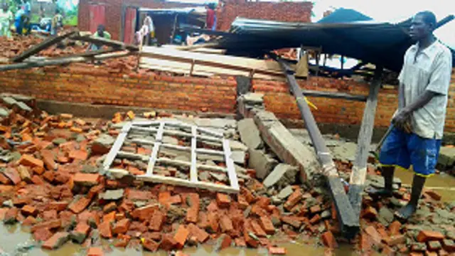 Umugabo ahagaze yumujwe n'ivyabe mu Gatumba