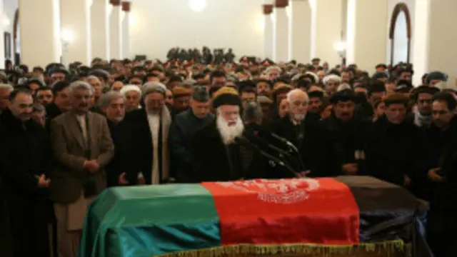 نماز جنازه آقای فهیم با اشتراک مقامات بلندپایه دولت افغانستان در مسجد ارگ این کشور برگزار شد