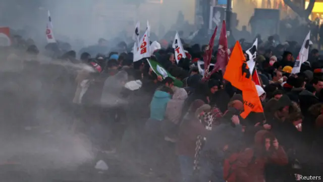 Polis çərşənbə axşamı gecə nümayişçilərə su şırnaqları ilə hücum edib. 