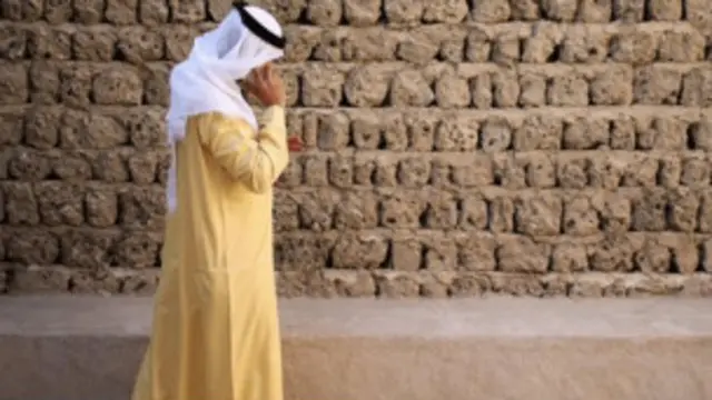 ناڅرګند مشتري، چې د نوې شمېرې څښتن شوی، خپله شمېره نه ده ورته یاده، ځکه چې ټولې شمېرې د دولت اړوندې دي.