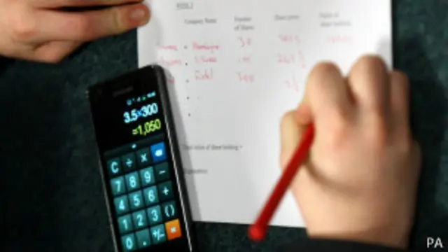 Hombre haciendo matemáticas