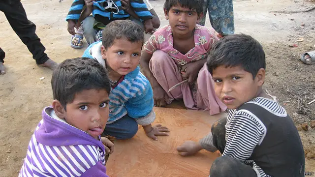 उत्तर प्रदेश के दंगा राहत शिविर में बच्चे