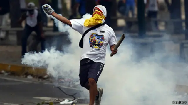 تا کنون حداقل ۲۲ نفر در جریان تظاهرات ضد دولتی در ونزوئلا که بیش از یک ماه پیش آغاز شد، کشته شده‌اند