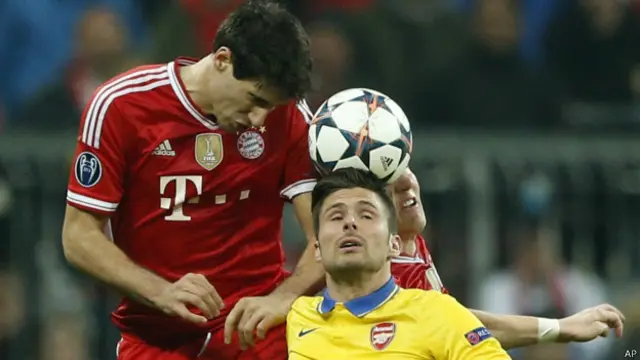 Duel udara Giroud, Javier Martinez dan Bastian Schweinsteiger.