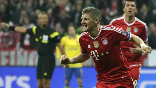 Gelandang Bayern Munich, Bastian Schweinsteiger merayakan gol pertama klubnya.