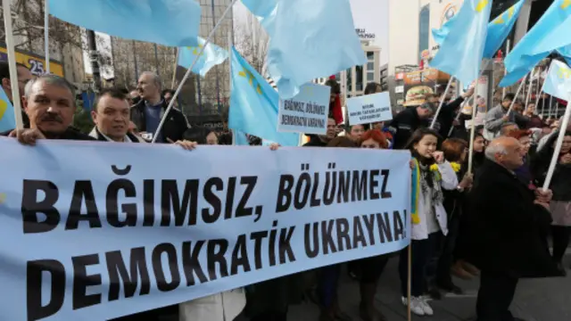 تتار القرم شاركوا في المظاهرات المنددة بالتدخل الروسي في أوكرانيا.