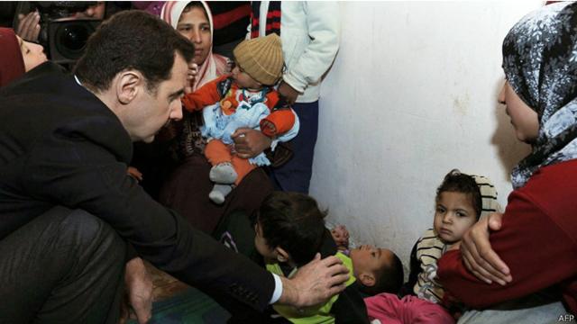 صورة وزعها الاعلام السوري للأسد وهو يتفقد احول المهجرين في عدرا