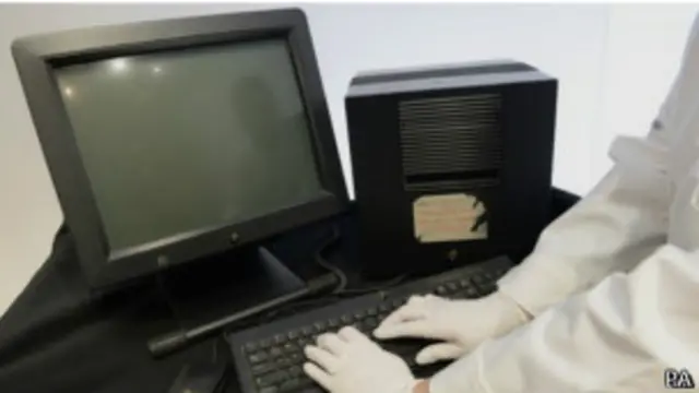 جهاز حاسوب نكست صمم عليه تيم برنرز لي أول صفحة على شبكة الانترنت العالمية