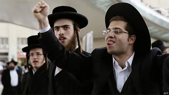 Jovens ortodoxos gesticulam contra policiais isralenses durante protesto em Jerusalém (AFP/Getty)