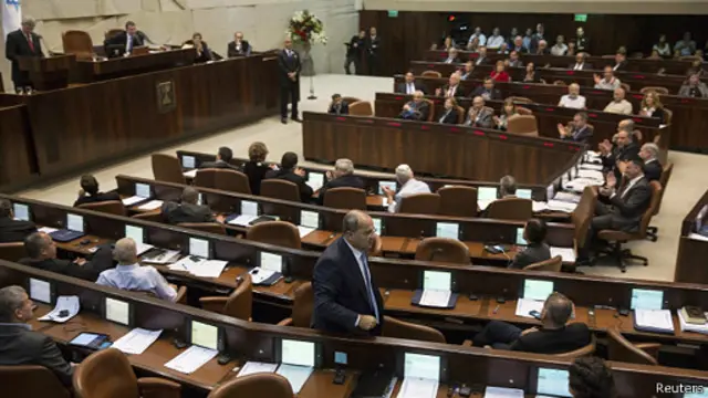 کنست با اکثریت قاطع آرا اما بدون حضور سنتگرایان به قانون جدید رای داد