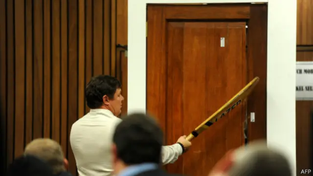 Судебный эксперт с битой