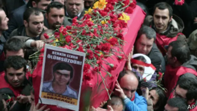 هزاران نفر در مراسم تشییع جناره برکین الوان،نوجوان پانزده ساله شرکت کردند