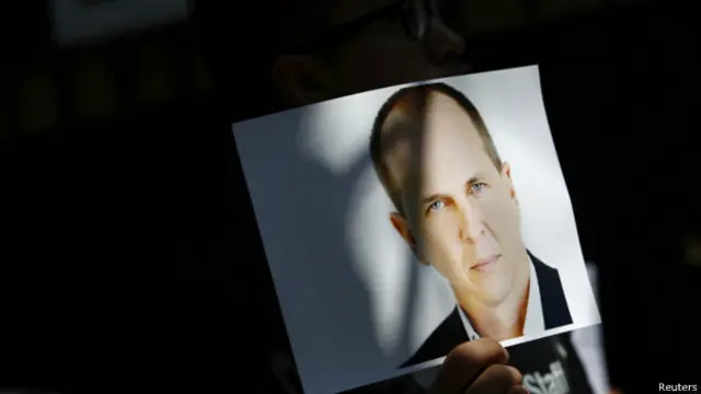 Peter Greste (a la derecha)