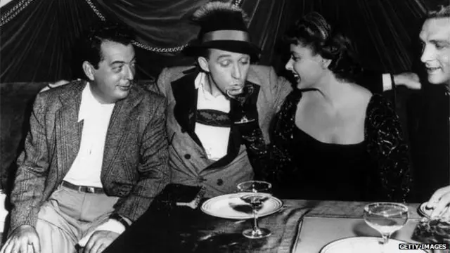 لوئیس مایلستون که در این عکس در کنار اتل مرمن و رابرت ریسکین در سال ۱۹۳۸ دیده می شود، سعی کرد در فیلمهای خود تصویر با شکوهی از شوروی بسازد.
