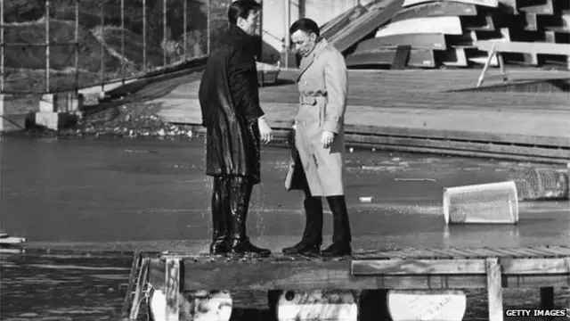 روسها گروهبان ریموند شاو ( با بازی لارنس هاروی- سمت چپ ) را به یک ماشین آدمکشی بدل می سازند