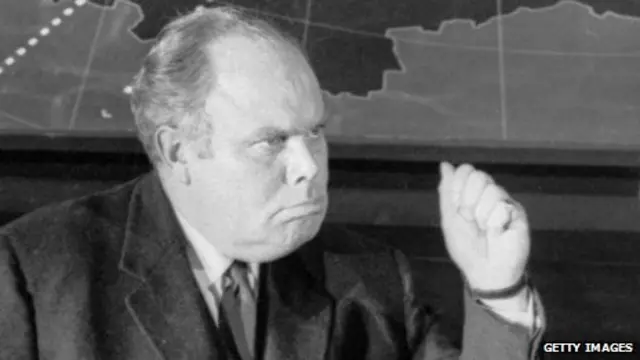 سفیر اتحاد شوروی که پیتر بول نقش وی را بازی می کند در " اتاق جنگ " با دیگران درگیر می شود