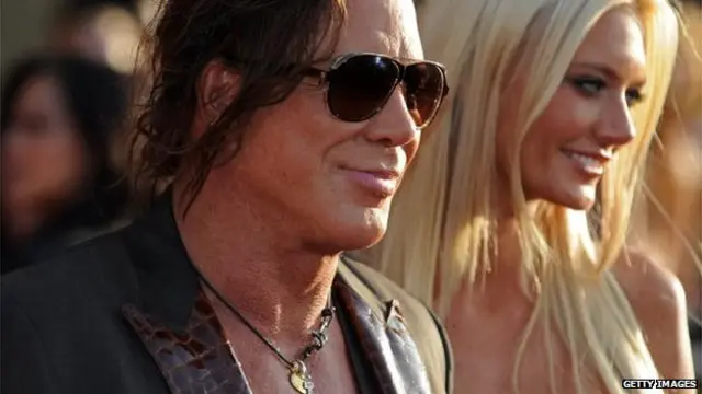 میکی روک که درعکس در کنار آناستازیا ماکارنکو دیده می شود، در فیلم مرد آهنین، شماره ۲ یک خلافکار و زندانی با سابقه است