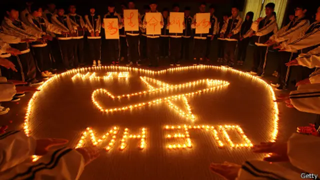 Parentes dos passageiros do voo MH370 fazem vígilia | Crédito: Getty