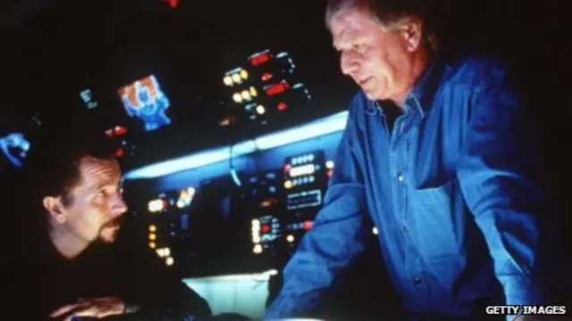 گری اولدمن (سمت چپ) نقش یک تروریست اهل قزاقستان را بازی می کند