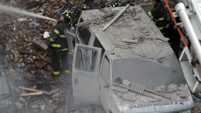 یوې مېرمنې د نیویارک ورځپاڼې ته ويلي چې له اوونیو راهیسې په سیمه کې د ګازو بوی و. 