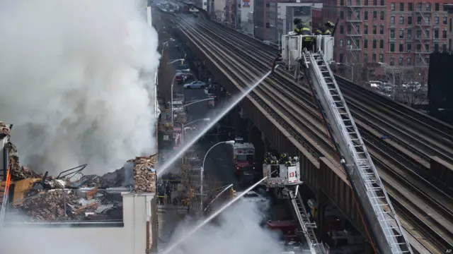 د نیویارک د اور وژنې اداره وايي له شاوخوا سیمو نه یې د اور وژنې ۱۶۸ کسان را غوښتي چې مرسته وکړي.
