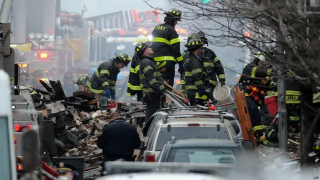 Petugas pemadam kebakaran