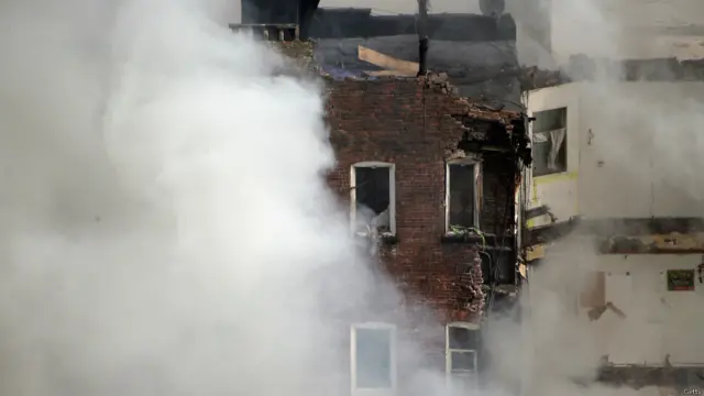 Asap dari gedung yang terbakar